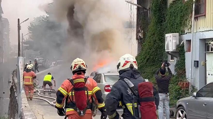 快訊/彰化花壇工廠大火！火勢延燒門外車輛　警消搶救中