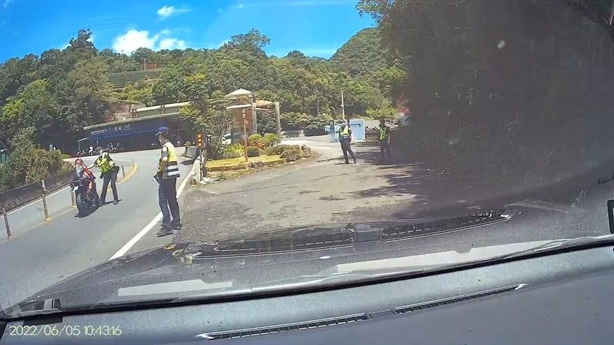 影/北宜重機騎士拒檢衝撞警所長！　被依2罪判拘役80日