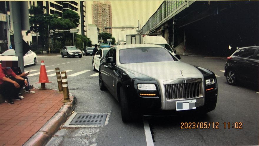 賠到脫褲！喜美女駕駛撞上勞斯萊斯…一聽「天價維修費」嚇傻呆坐路中央