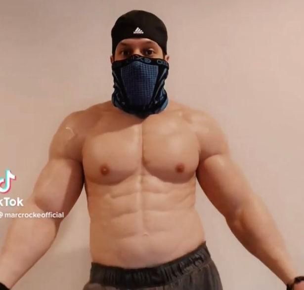20公分嫌短！男子動2次陰莖增大手術　「35.5cm巨鵰」成路人焦點：走起路來好困難