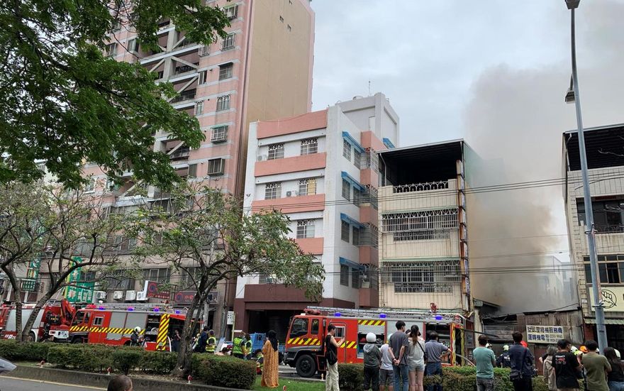 快訊/台中精武火車站附近民宅遭祝融　警消持續灌救中