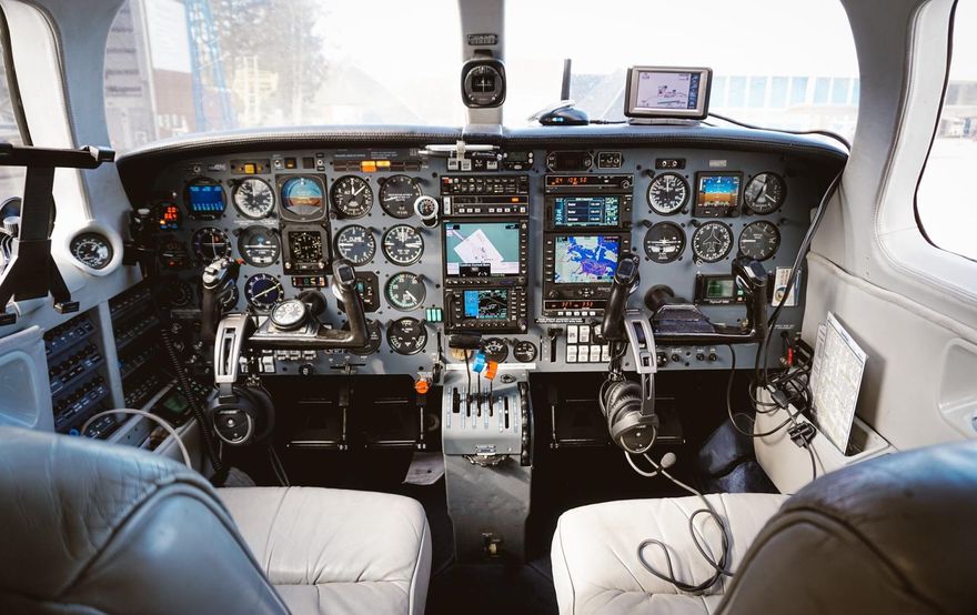 人工智慧將取代航空業人力？阿聯酋航空總裁預測：未來飛機將由「AI駕駛」
