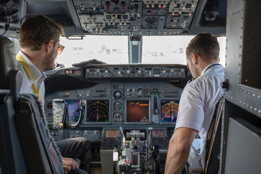 AI開飛機可實現？阿聯酋航空總裁預測：未來航班不需機長「全權由AI駕駛」