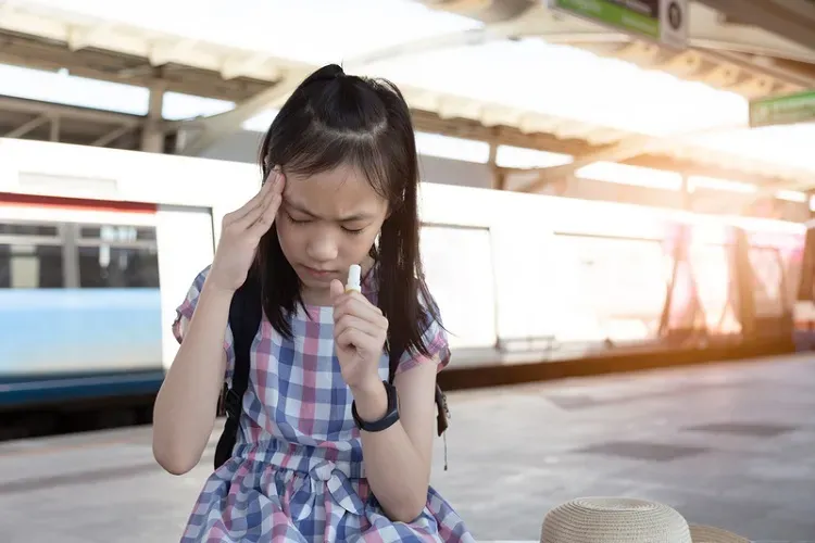 「戴單邊耳機聽音樂」可防暈車？耳鼻喉醫解答：偏個人經驗
