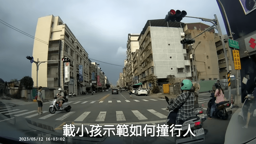 影/真行人地獄！網PO高雄路口15秒影片「行人險象環生」　網嘆：南部日常
