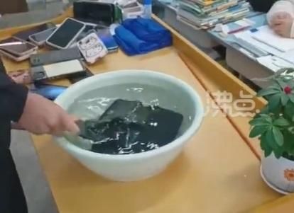抓包學生在宿舍偷玩手機！班導竟用「手機泡水」懲罰：家長有同意