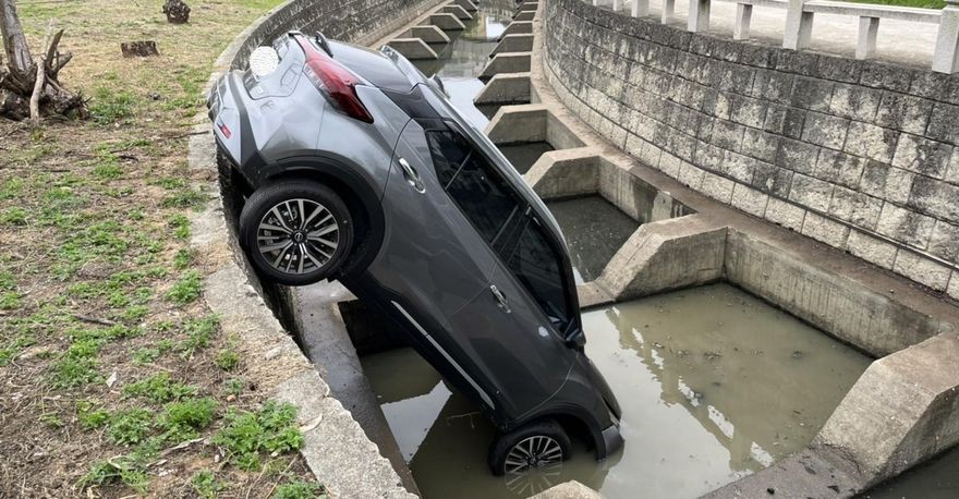 疑機械故障！阿嬤拜拜完開車離奇墜大排　竟只輕傷民眾大呼「神明有保佑」