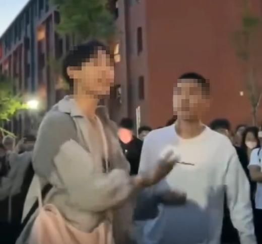 影/2男搶1女！校園內上演狗血三角戀　互比「誰睡較多次」卻遭爆2人都「只是小王」