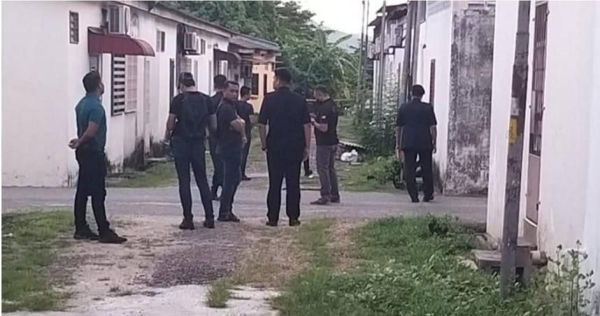 女腐屍「沒穿內衣褲」躺水溝裡、露出一雙腳　廁所惡臭味！他走到後巷大崩潰