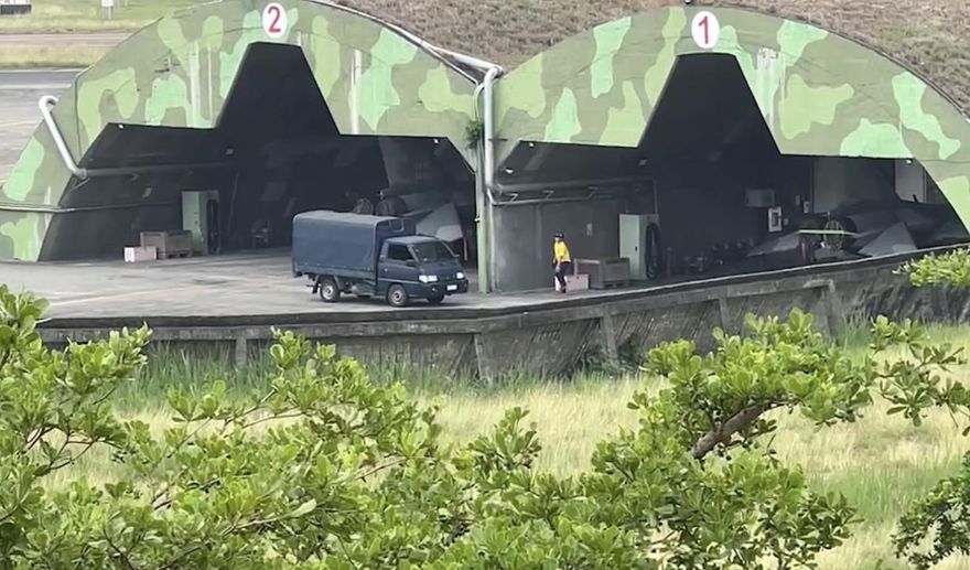 快訊/空軍下士不慎從拖車摔落　遭後方電源車壓過送醫搶救不治