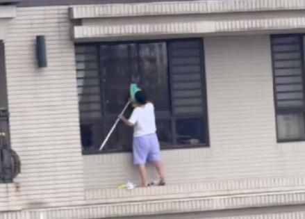 這個阿姨太猛！站15樓窗外擦玻璃「無防護全程放送」　網友看了超抖
