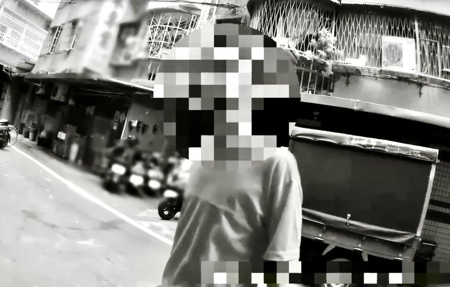 影/板橋酒醉男吃飽太閒　招手攔警車譙三字經被逮送辦