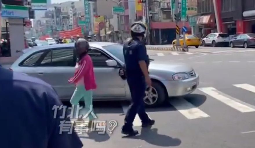 影/行人背對已過、下一秒車主接3600元罰單　因「未完全通過斑馬線」
