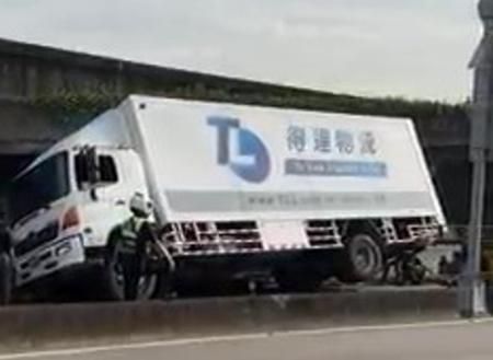 影/物流車對著護欄騎上去！好技術「側邊孤輪」　駕駛：路不熟