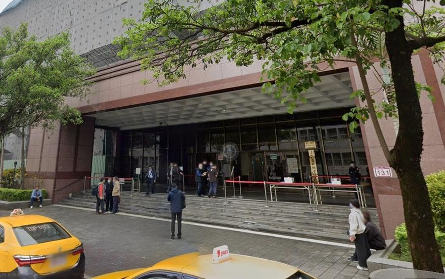 啞鈴弒父今開庭「稱被東西附身」！母哭求讓兒治病　北院首准暫行安置