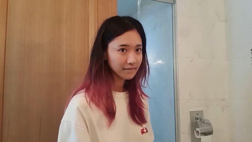 影/為15萬抖內拚了！企鵝妹一刀劃下「眼上禿」　老母旁急喊：把錢還回去