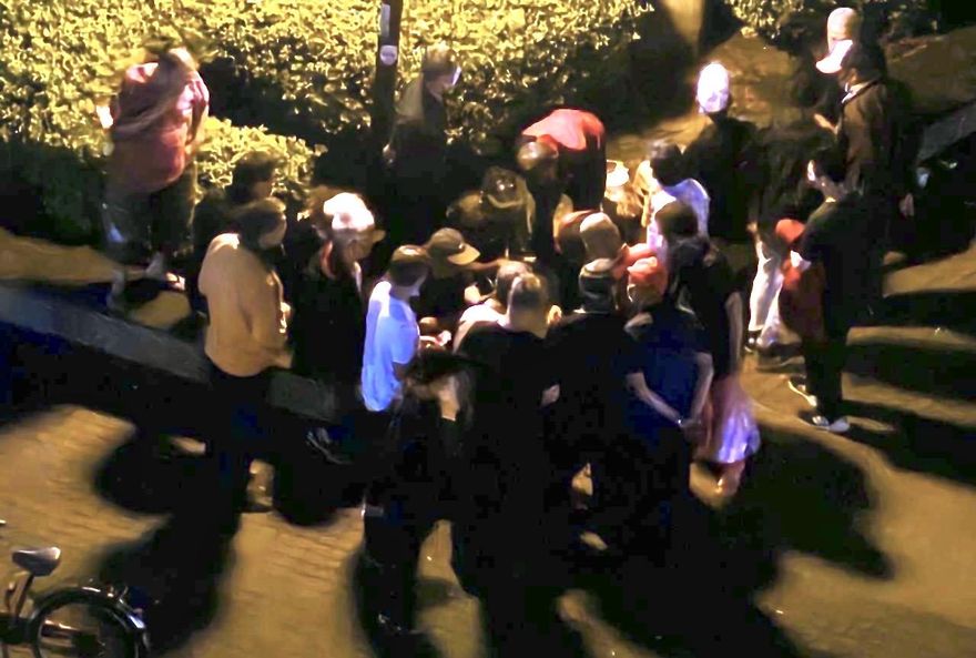 影/三重大同公園內聚賭警突擊　15名賭客鳥獸散全被逮