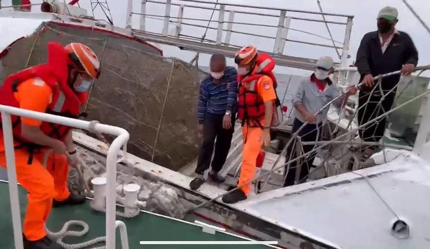 船員捕魚「手脫臼」痛到受不了　澎湖海巡駕艇馳援送醫