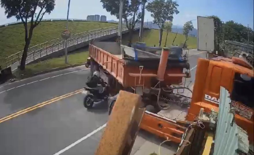 影/超驚悚！砂石車左轉機車高速插上　騎士頭卡貨斗身體「懸空擺盪」