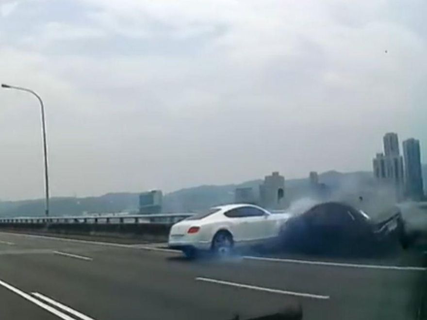 快訊/國1北上桃園段「千萬賓利」車頭遭撞毀！網嘆：割腎都不夠賠