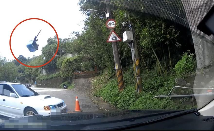 影/硬皮鯊山路飄移結果糗大了　警車面前撞壞70萬測速照相機