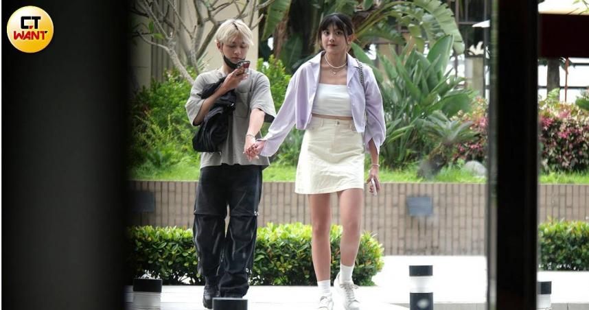 《原子》李承隆熱戀狼人殺女神！騎樓「身體交纏」…車內調情親不停