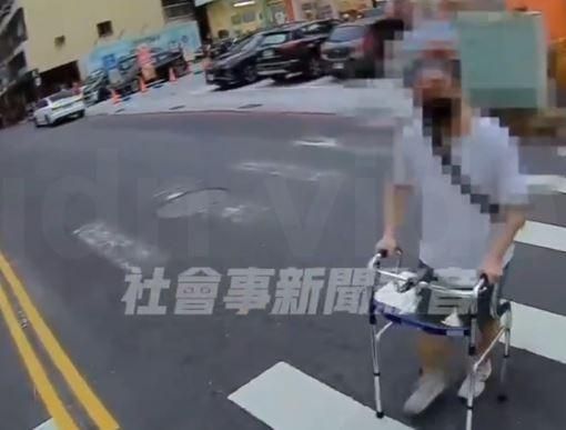 高雄驚見行人地獄！男拿助行器過馬路　沒車願意讓…畫面曝光惹眾怒