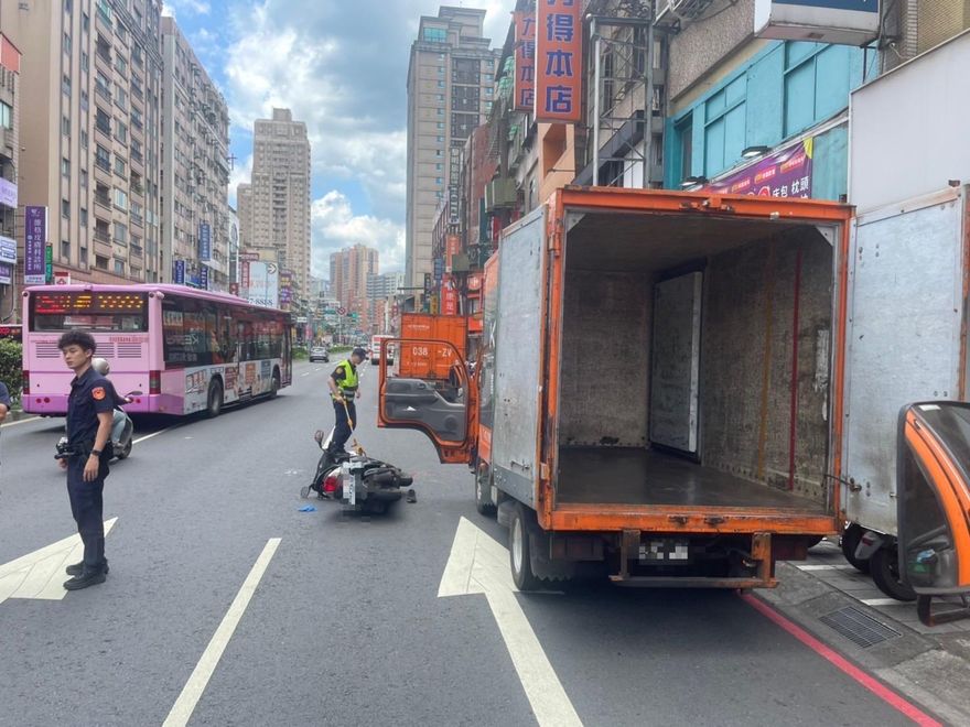 快訊/違停路邊下秒遇死劫！物流司機下車「碰一聲挨撞」…頭冒血搶救不治