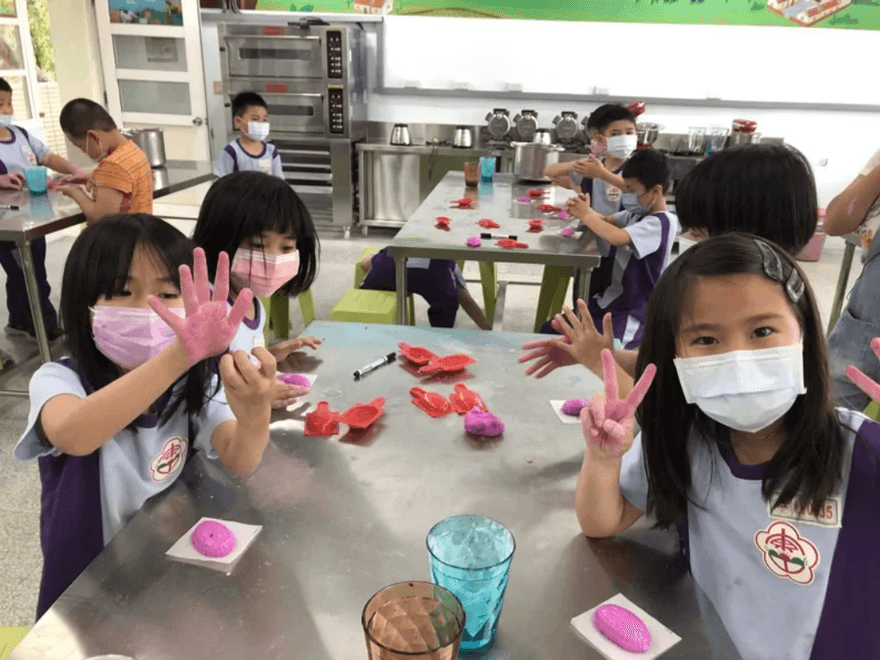 傳統習俗融入校園午餐　農糧署攜清明節紅龜粿、原民料理走入校園