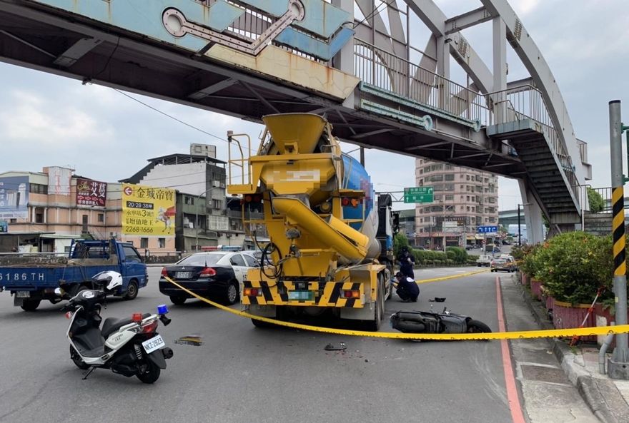 快訊/土城水泥預拌車擦撞機車　騎士小腿遭輾碎送醫急救