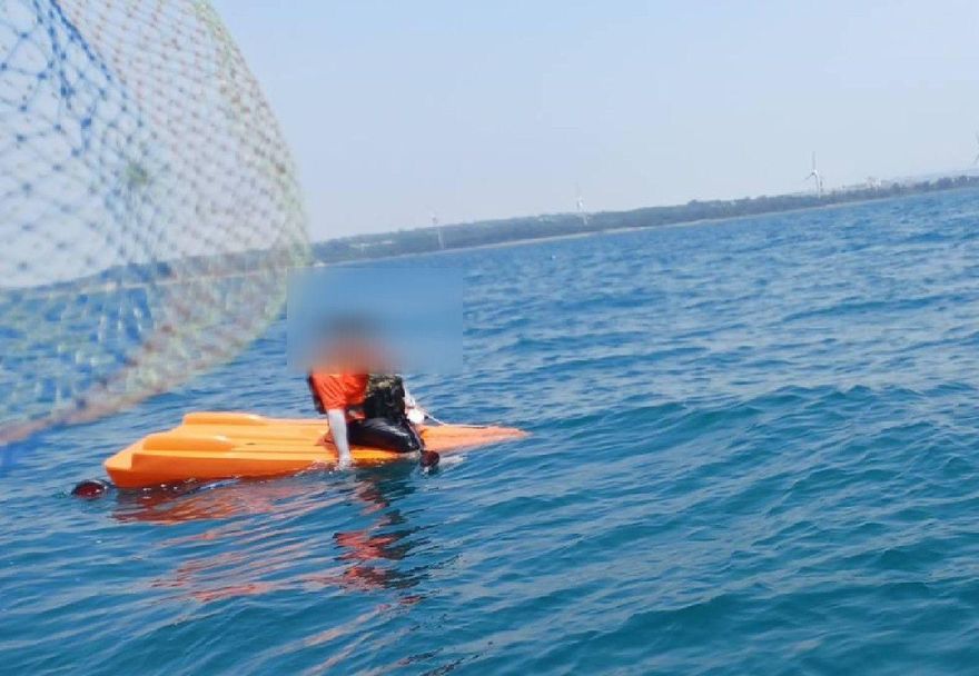 魯賓遜漂流記？苗栗雙俠出海玩獨木舟翻船　海巡緊急出艇救上岸