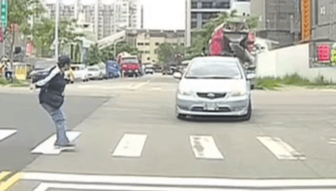 影/移動式神主牌台中出沒！這駕駛「不禮讓行人又逆向」衝上人行道罰單金額曝