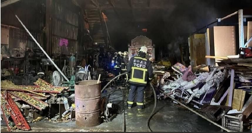 影／台中電子花車工廠祝融！　9輛藝閣車陷火海、警消20車84人搶救