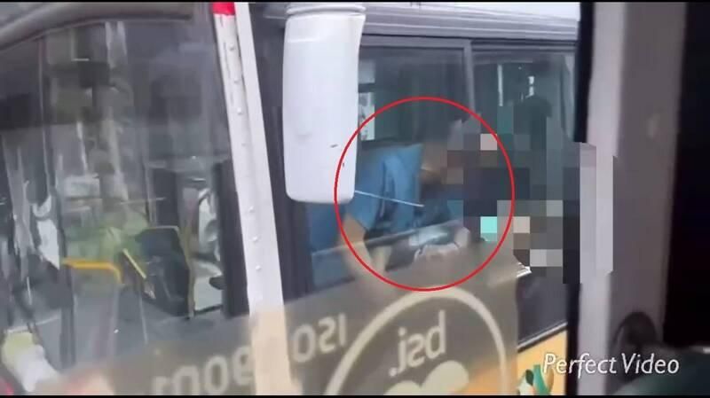 可怕！北市公車暴力攻擊　男朝女客怒砸寶特瓶、再衝駕駛座扁司機