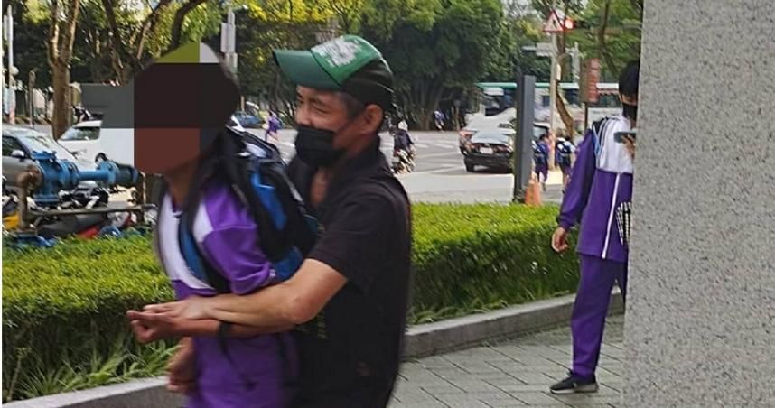 可怕阿北熊抱放學男學生　大家驚逃！警進門逮捕、他呼呼大睡