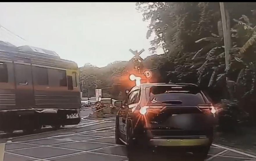 影/恐怖情人押女友揚言共赴黃泉　警定位圍堵車輛救人