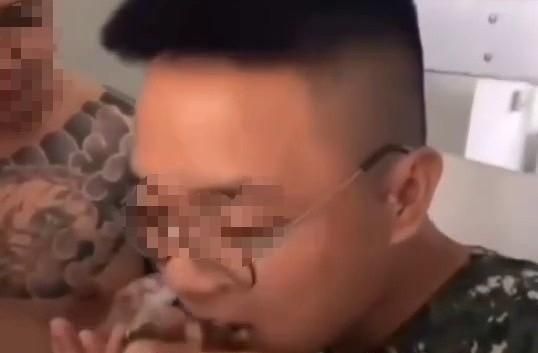 影/八軍團「半裸集體榨汁片」外流！女軍官壞壞片風波後又一發　軍方這樣解釋