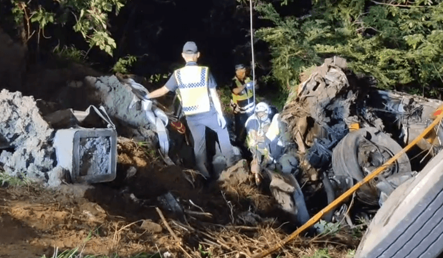 快訊/國3南下123K後龍路段砂石車翻落邊坡！駕駛命危送醫搶救中