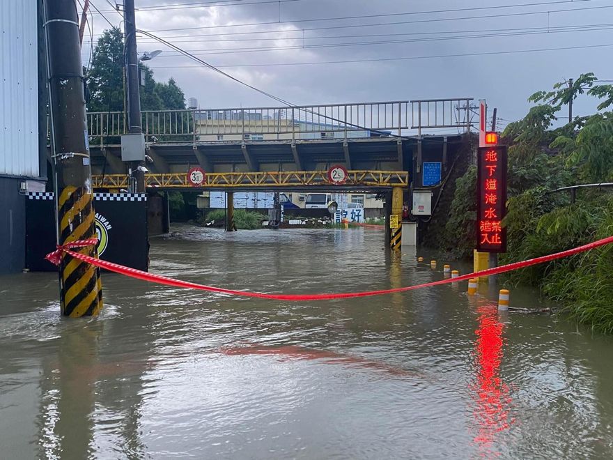 深夜豪雨炸新竹變「水之王國」　3轎車滅頂民眾驚呼「首見」