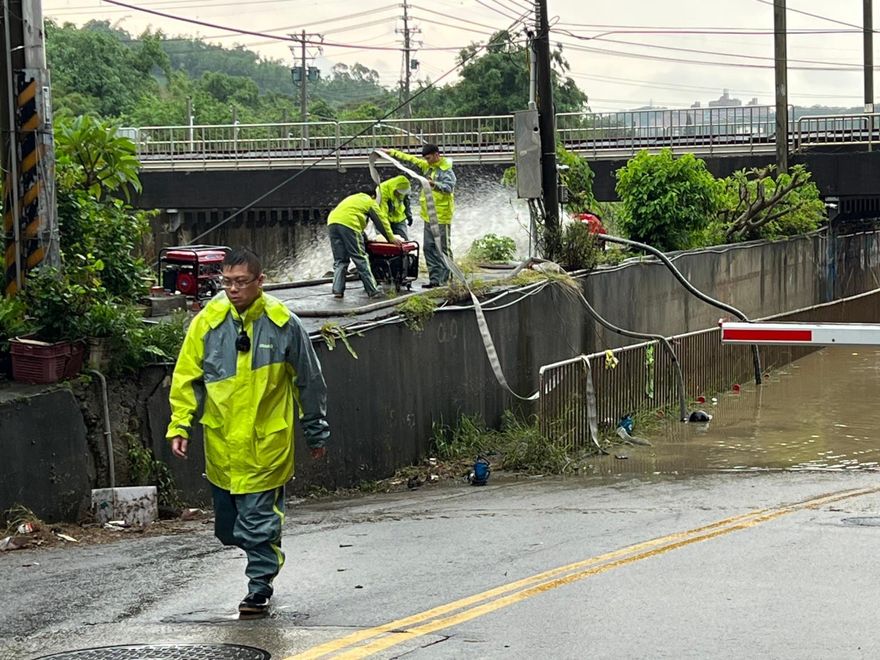 新竹豪雨狂炸！香山高中宣布停課　現場畫面曝光