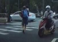 中年男抱孩子硬闖紅燈！「還差點被車撞」　他怒轟「皇帝行人」