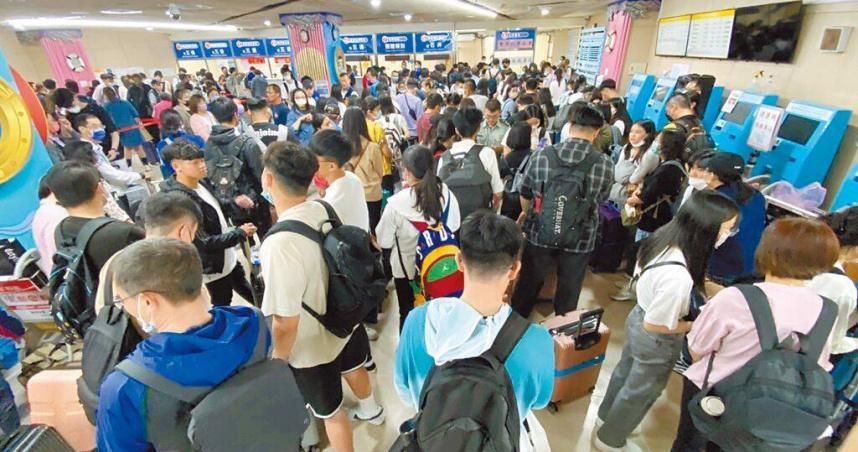 金門濃霧機場停擺！88赴台考生困機場　縣府緊急派船疏運