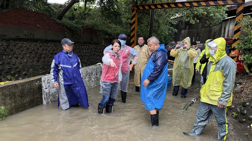 影/時雨量達106mm竹市多處淹水　高虹安進駐應變中心指揮視察