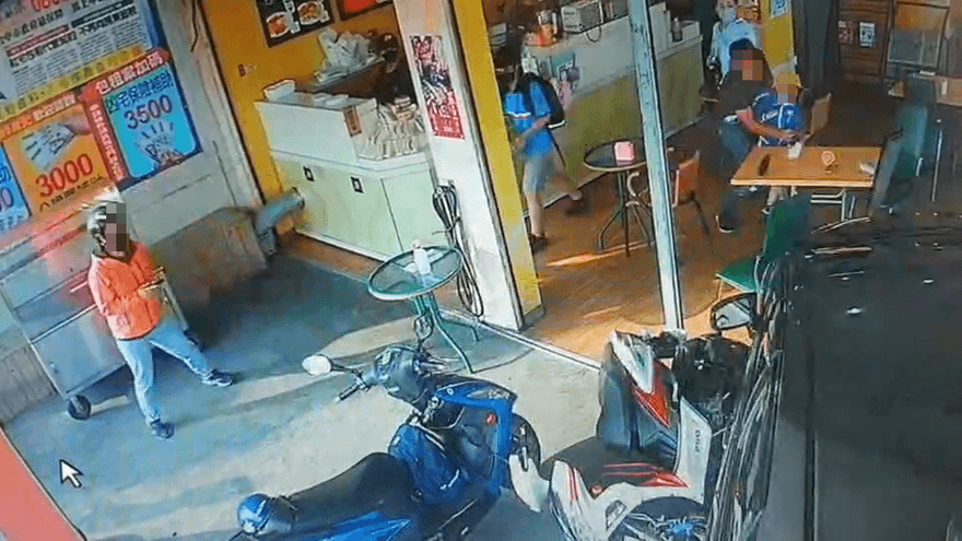 影/爸爸神反應！台中轎車衝進早餐店　他吃到一半抱起兒子跑