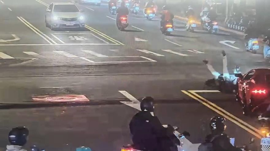 影/開大牛外送炸雞撞車影像曝！最有錢YTR給騎士6千和解被報案　他問：「想敲盤子？」