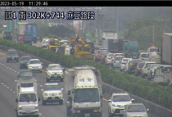 快訊/國1北上302.2K麻豆段事故！2車追撞貨物掉滿地　占用車道回堵5公里