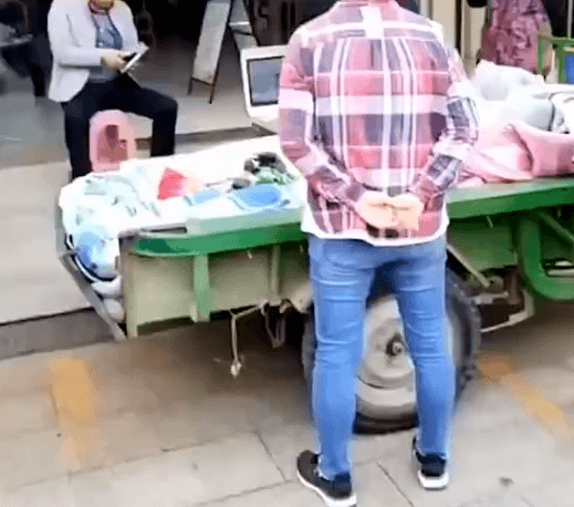 影/規定死板？七旬老婦忘記帳戶密碼　家人直接將病床推到銀行門口辦手續