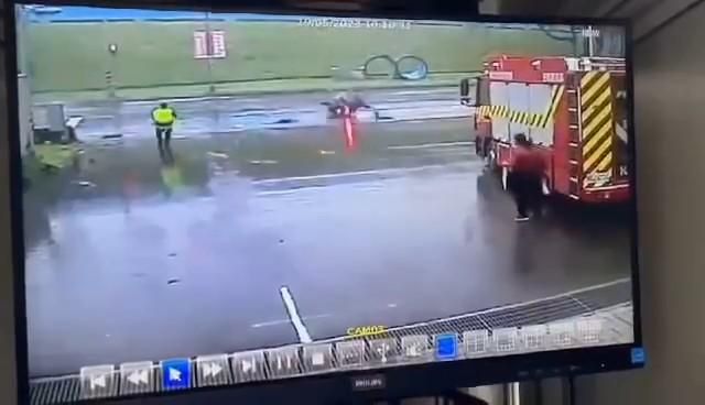 影/救護車擔架被狂風吹上街！救護員來不及追回…害騎士撞上慘摔