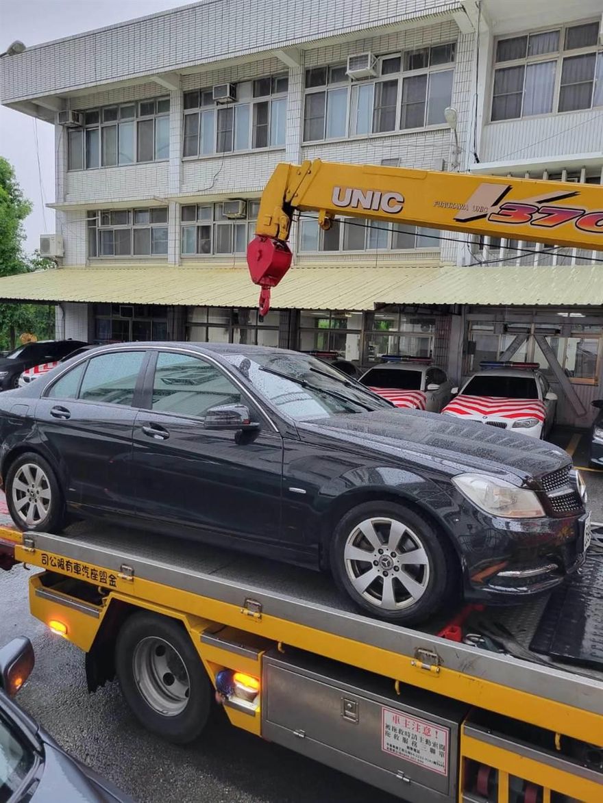 揪兇！中山高頭屋段螺絲釘散落車道　11車慘爆胎