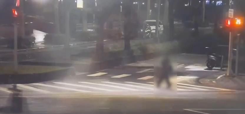 女業務員凌晨返家遇死劫！疑違規穿越馬路　遭「阿爾法」撞飛慘死